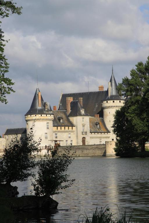 Hotel Henri IV Sully-sur-Loire Exterior photo